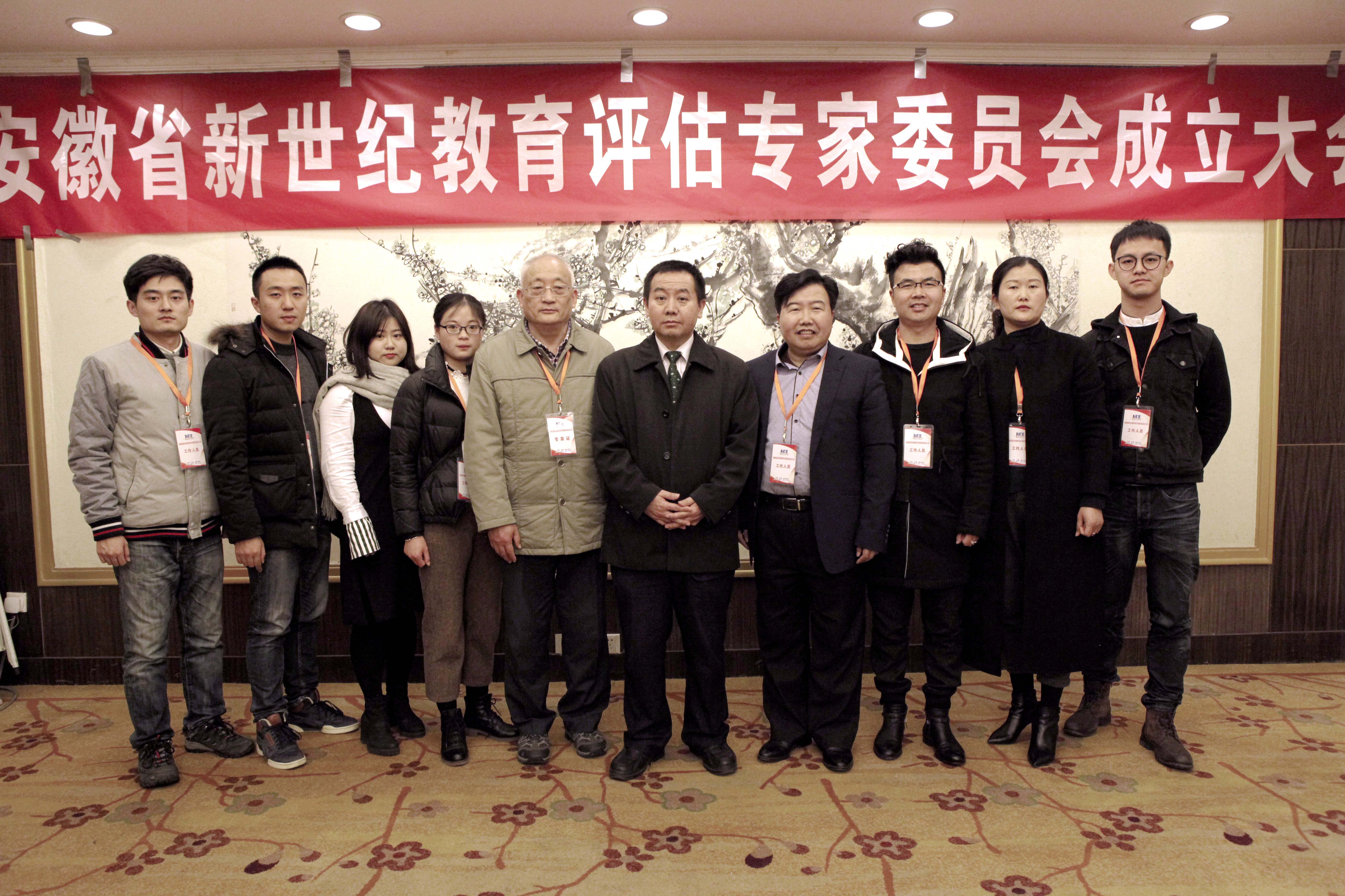 工作人员合影.jpg